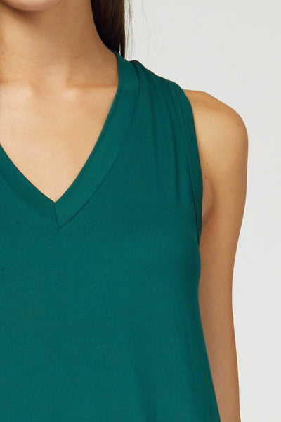 Close up of v-neck and sleeveless cut of midi in hunter green.