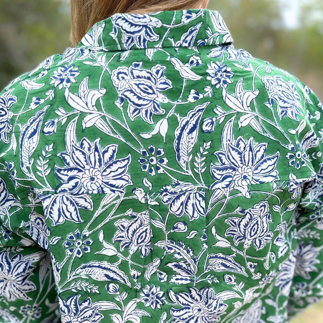 Green oversized cotton button down back yoke.