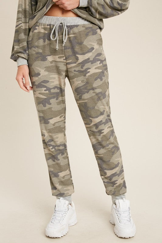 Drawstring women&#39;s camo jogger pants with loose fit.