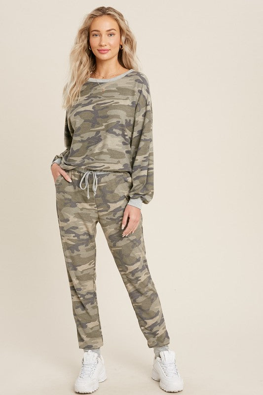 Women&#39;s lightweight camo jogger pants paired with matching long sleeve top.