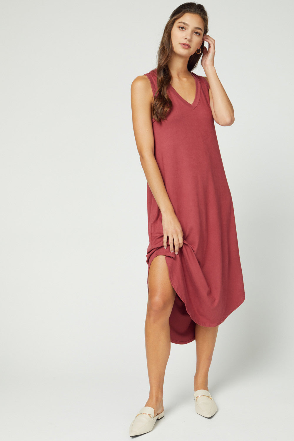 V-neck sleeveless midi in marsala color.