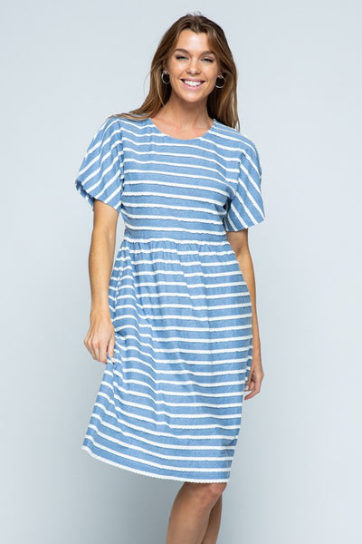 Woman's short sleeve midi dress with short sleeve. Blue cotton with white stripes and pockets.