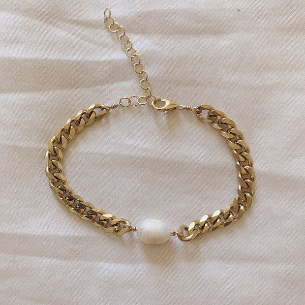 Minimalist Gold Bracelet with Pearl for Women.