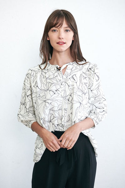 Womens black and white blouse with 3/4 length sleeves.