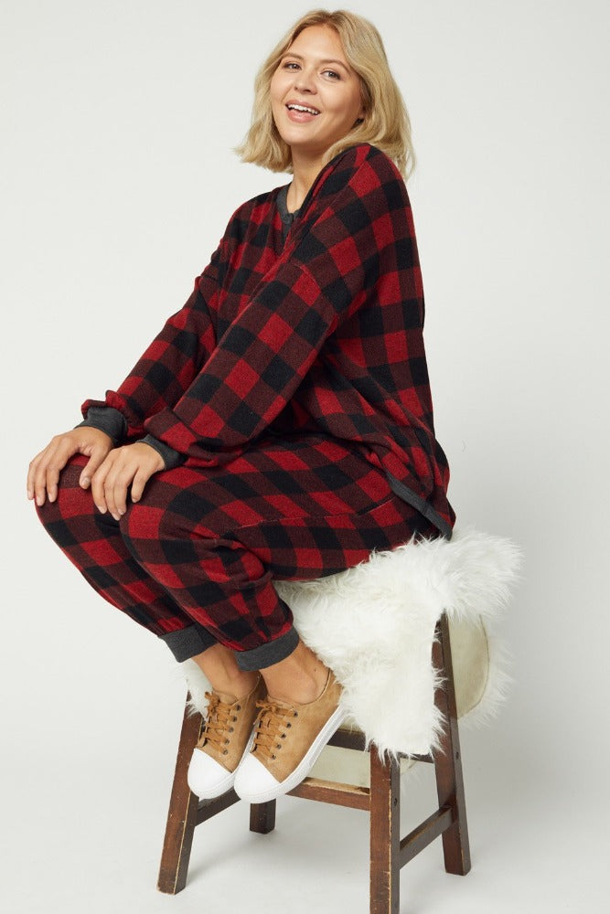 Women&#39;s plus size buffalo plaid pajamas. Paired with matching joggers.